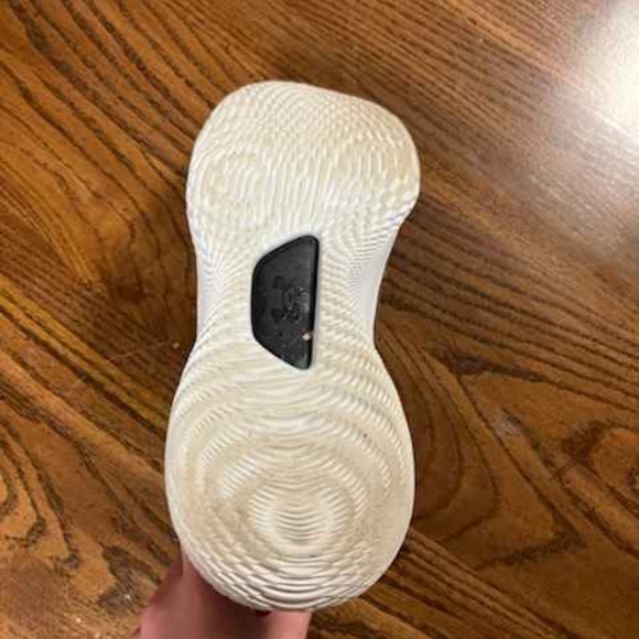 Curry 8 “Strike & Flow” - Picture 3 of 3